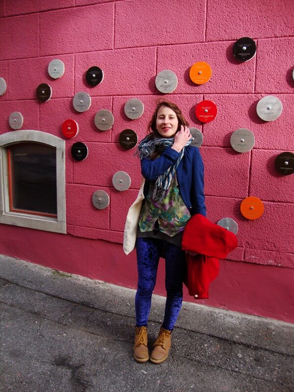 Anita, red wall