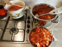 making pelatti, drying tomatoes